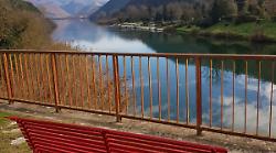 Terni, nuova vita per la panchina rossa del Sor Mario sul lago di Piediluco.  Rimessa a nuovo con una targa speciale