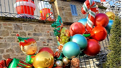 Arezzo, case di Natale "all'americana" addobbate con luci e palloni. Gli aretini sono disposti a spendere anche 5 mila euro
