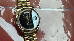 Trova un orologio marchiato Rolex in un  parcheggio e lo consegna alla polizia municipale