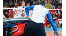 Sir-Saint Nazaire, l'arbitro viene travolto da un giocatore e cade dal seggiolone: il video 