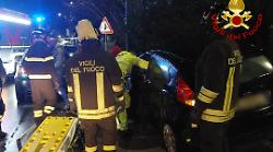 Amelia, donna esce di strada con l'auto e finisce contro il muro di una casa. Conducente ferita soccorsa dal 118