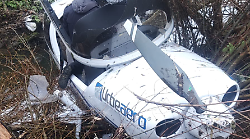 Incidente aereo a L'Aquila, biposto costretto all'atterraggio d'emergenza: pilota e giovane allievo in ospedale per accertamenti