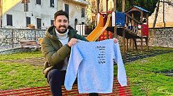 Montecchio, il sindaco regala per Natale 80 felpe agli alunni delle scuole e lancia un messaggio: "Credete sempre nei vostri sogni"