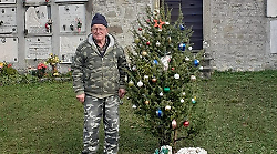 Badia Tedalda, fa l'albero di Natale al cimitero per omaggiare i defunti. Franco Gavelli: "E' festa per tutti"