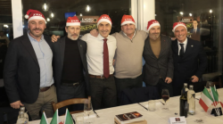 Vannacci alla cena natalizia con i fedelissimi. Brindisi con vino nero, anelli e cappelli Xmas e le prossime sfide politiche del generale