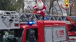 Terni, Babbo Natale arriva in ospedale con l'autoscala per portare i regali ai bambini ricoverati in Pediatria