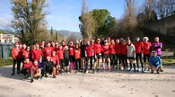 Di corsa per le vie del centro con maglia rossa e cappellino di Babbo Natale
