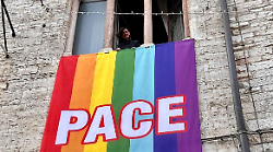 Perugia, la sindaca Vittoria Ferdinandi espone la bandiera della pace a palazzo dei Priori: "Non rimaniamo indifferenti"