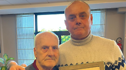 Il Vespa club di Umbertide premia lo storico meccanico Marsilio