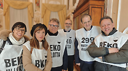 Beko in crisi, il cardinale Lojudice accoglie i lavoratori e indossa una delle loro pettorine