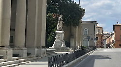 Foligno, la statua dell'Alunno ha trovato un mecenate 