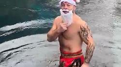 Tuffo di Natale nelle gelide acque del fiume Nera per l'istruttore di kick boxing Mirko Cecchetti a Stifone di Narni