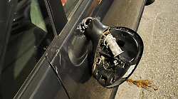 Vandali si accaniscono contro le automobili parcheggiate: distrutti gli specchietti retrovisori