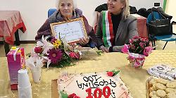 I 100 anni di Agostina Principali, festa con la famiglia e il ricordo degli anni al Terziere Mezule