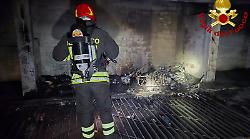 Terni, fiamme in un garage sotterraneo: bruciano un ciclomotore, materasso e immondizia