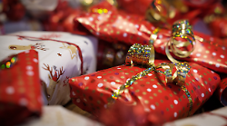 Natale, la lista dei 10 regali preferiti dagli italiani. Ecco cosa dicono i dati 