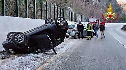 Strade ghiacciate, due incidenti in serie in Valnerina: auto si ribalta