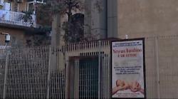 Bimbo di un mese trovato morto nella culla termica della chiesa. L'allarme non scatta e il piccino non ce la fa