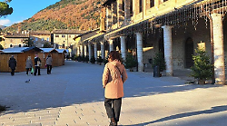 Rocambolesco incidente in piazza 40 Martiri: esce dal parcheggio e finisce contro l'auto della polizia locale