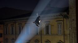 Un volo a 40 metri di altezza per la Befana dei pompieri