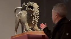 Arezzo, Pupo: "La Chimera deve restare in città" e poi fa l'appello ai turisti per la mostra di Vasari