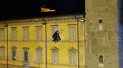 Una Befana acrobata vola a 40 metri di altezza e incanta grandi e piccoli 