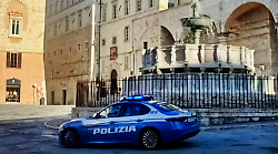 Aggressione nel centro di Perugia durante Umbria Jazz: 21enne ferito con spray urticante e coltello
