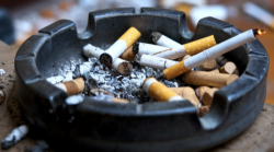 Manovra economica, dal 1° gennaio 2026 stangatina per i fumatori: ecco di quanto aumenta il prezzo di sigarette, elettroniche, tabacco e sigari