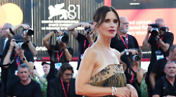 Valentina Cervi ospite di Caterina Balivo a La volta buona, chi è: dal successo internazionale con True Blood, al ruolo in Leopardi - il poeta dell'infinito