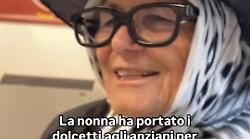 I nonni più famosi di TikTok regalano dolci agli anziani del centro sociale di Narni Scalo per festeggiare la Befana