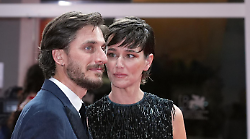 Luca Marinelli, chi è la fidanzata Alissa Jung e la lunga storia d'amore: dal primo incontro sul set alla vita lontana dall'Italia