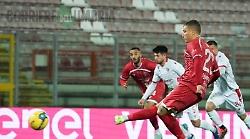 Lisi sblocca dal dischetto, Gemello para un rigore: il Perugia torna alla vittoria col Carpi (1-0)