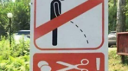 Città di Castello, all'ansa del Tevere spunta un cartello anti pipì con tanto di forbici: la foto