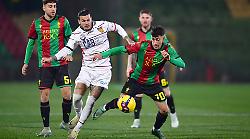 Ternana-Gubbio 2-1, le Fere battono a fatica i rossoblù in dieci ma volano in vetta