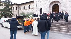 Assisi, l'ultimo saluto a Eliza nella chiesa del Serafico: "Non ti dimenticheremo mai"
