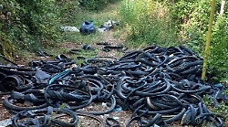 Terni, pneumatici e camere d'aria di bici, eternit e documenti cartacei abbandonati tra Piediluco, Maratta, Villalago e Larviano