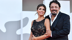 Enrico Brignano torna in prima serata stasera con "Tutto suo padre... e anche un po' sua madre". L'amore con Flora Canto, i figli, galeotto fu l'incontro da Magalli: chi è la moglie dell'attore