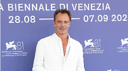 Alessandro Preziosi, torna stasera in tv con Blackout – Vite sospese su Rai 1: dalla carriera all'amore con Delfina Delettrez Fendi