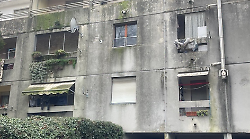 Arezzo, alloggi popolari in via degli Accolti cadono a pezzi. Rabbia dei residenti, replica Arezzo Casa