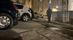 Cercava di aiutare l'amico, aggredito anche lui a pugni dal branco.  In due in ospedale