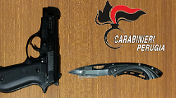 Trovati con scacciacani e coltello nel parcheggio del locale: denunciati due minorenni
