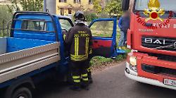 Terni, perde il controllo dell'Ape Poker e si schianta contro un palo di cemento. In ospedale un uomo di 60 anni