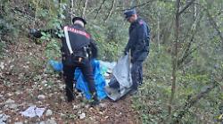 Narni, scatta il blitz dei carabinieri nei boschi di Sant'Urbano. Trovati i bivacchi degli spacciatori di droga