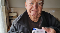 Arezzo, a 97 anni rinnova la patente fino a 99. Potrà continuare a guidare il carro attrezzi (senza occhiali)