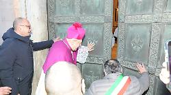 Foligno, folla alla riapertura della cattedrale di San Feliciano dopo otto anni: l'abbraccio commosso della città 