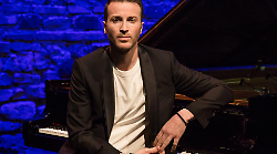 La fuga da una setta del genio del pianoforte che ha composto la musica epica della pubblicità di Poste Italiane