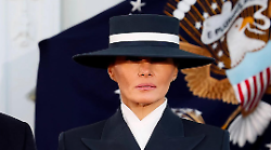 Melania Trump e il cappello protagonisti della cerimonia di insediamento di Donald Trump a Washington: moda o strategia?