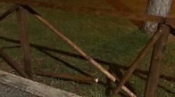 Bastia Umbra, vandali ancora in azione nei giardini pubblici. Danneggiata staccionata 