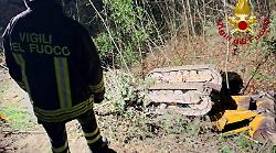 Terni, muore intrappolato sotto la motopala che si ribalta in un fosso 