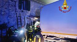 Camion esce fuori strada e si schianta contro una casa lungo la Pievaiola a Piegaro: a dare l'allarme i residenti bloccati nell'abitazione 